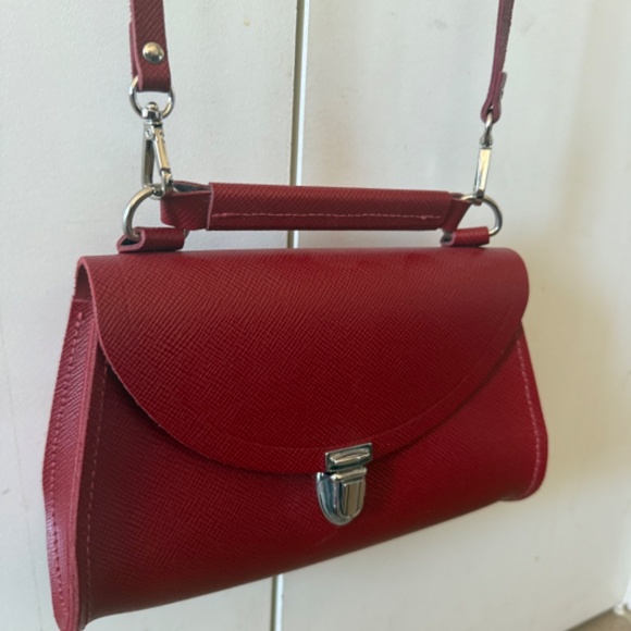 Cambridge Satchel Co | The Mini Poppy | Red handbag / Crossbody bag - Picture 2 of 3